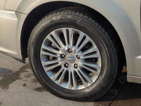 Used 2014 Chrysler Town & Country Touring-L image 14