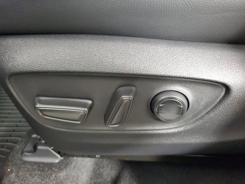 Used 2025 Toyota Highlander XLE image 21