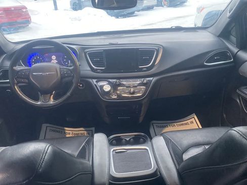Used 2020 Chrysler Pacifica Touring-L Plus FWD image 9