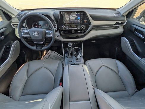 Used 2021 Toyota Highlander XLE image 20
