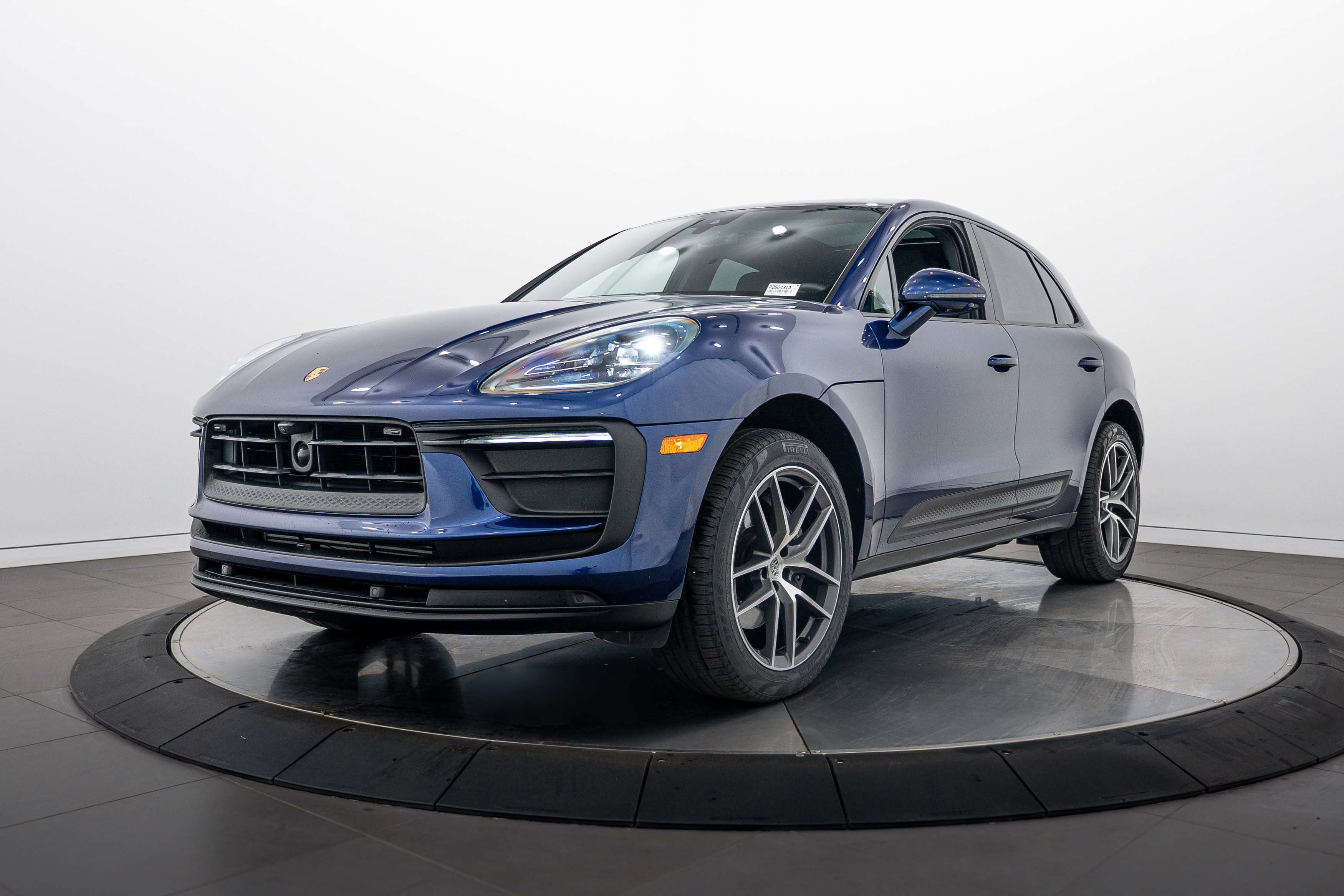 Certified 2025 Porsche Macan AWD/4WD image 1
