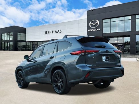 Used 2023 Toyota Highlander LE image 2