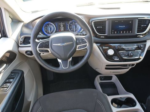 Used 2020 Chrysler Voyager L FWD image 18