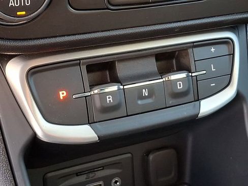 Used 2024 GMC Terrain SLT w/ Infotainment Package II image 16