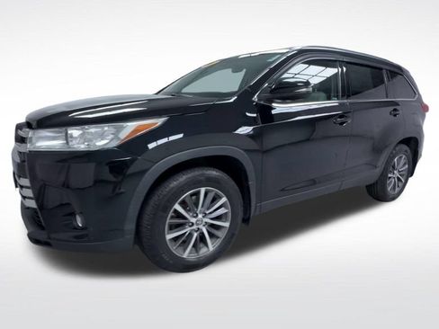 Used 2019 Toyota Highlander XLE AWD/4WD image 4
