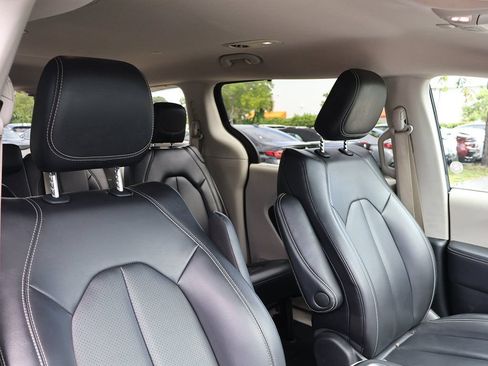 Used 2023 Chrysler Pacifica Touring-L FWD image 27