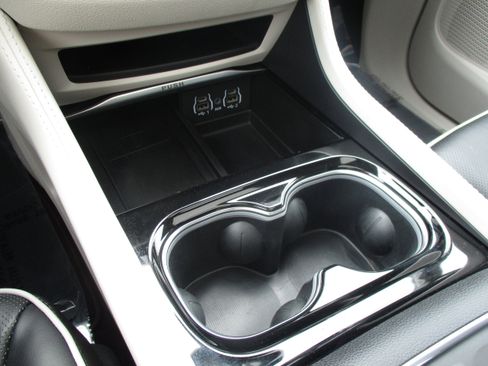 Used 2024 Chrysler Pacifica Limited FWD image 31