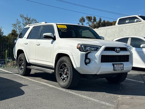 Used 2018 Toyota 4Runner SR5 Premium RWD image 2