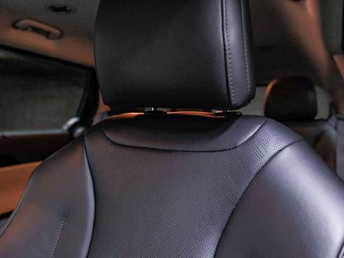 Used 2024 Kia Carnival EX image 23