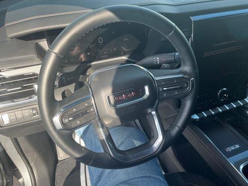 Used 2025 GMC Acadia Elevation image 9