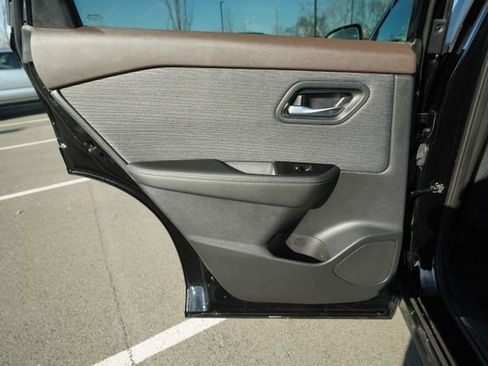 Used 2023 Nissan Rogue SV image 16