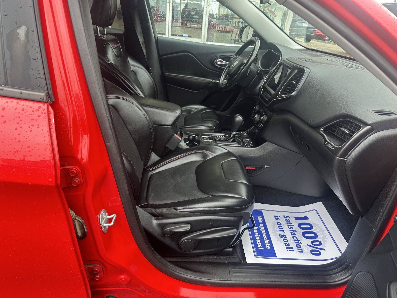 Used 2019 Jeep Cherokee Trailhawk AWD/4WD image 21