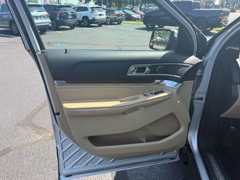Used 2017 Ford Explorer Limited image 12