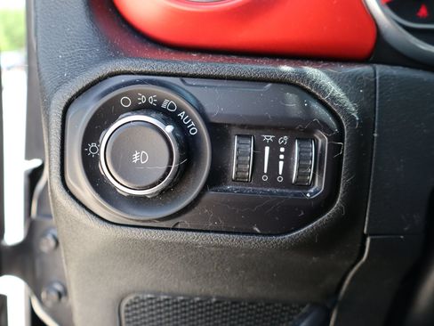 Used 2018 Jeep Wrangler Unlimited Rubicon AWD/4WD image 14