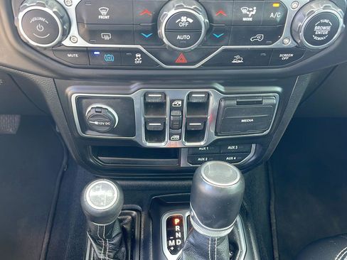 Used 2023 Jeep Wrangler Unlimited Sahara AWD/4WD image 17