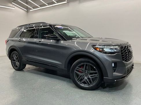 Used 2025 Ford Explorer ST-Line w/ ST-Line Street Pack AWD/4WD image 2