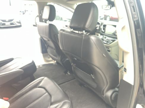 Used 2024 Chrysler Pacifica Touring-L FWD image 45