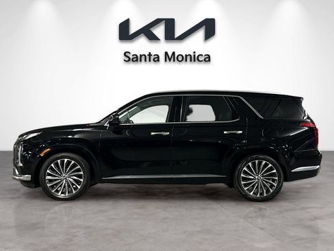 Used 2023 Hyundai Palisade Calligraphy image 2