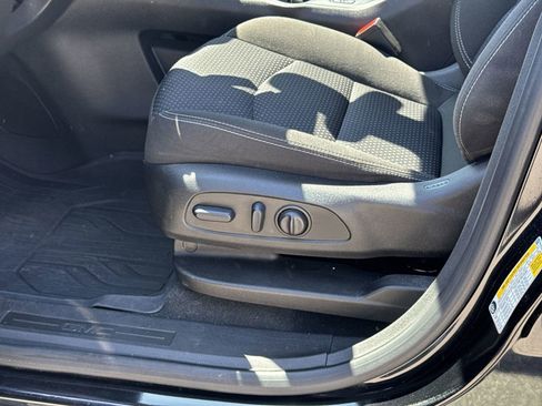 Used 2024 GMC Terrain SLE w/ Driver Convenience Package image 17