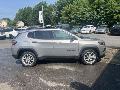 Used 2023 Jeep Compass Latitude AWD/4WD image 2