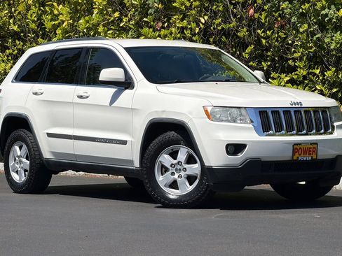Used 2011 Jeep Grand Cherokee Laredo AWD/4WD image 2