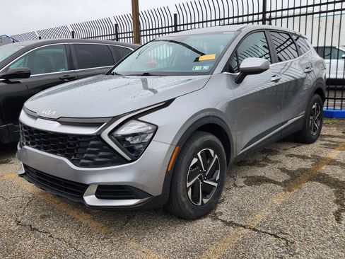 Used 2023 Kia Sportage LX image 2