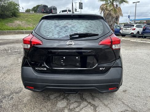 Used 2018 Nissan Kicks SV FWD image 4