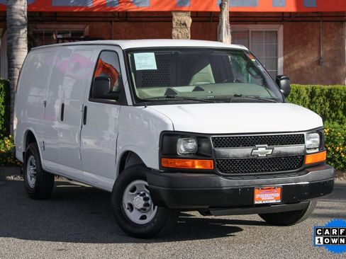 Used 2016 Chevrolet Express 2500 image 2