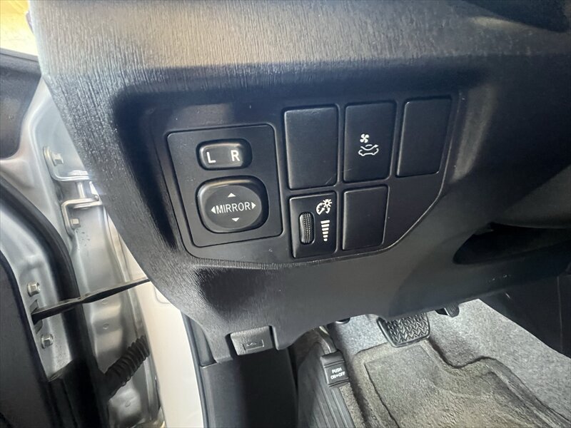 Used 2013 Toyota Prius Four w/ Deluxe Solar Roof Pkg FWD image 28