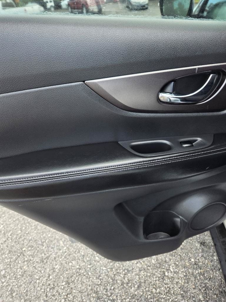 Used 2016 Nissan Rogue SV FWD image 9
