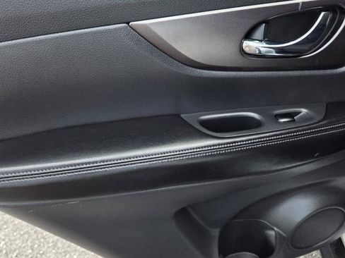 Used 2016 Nissan Rogue SV FWD image 9