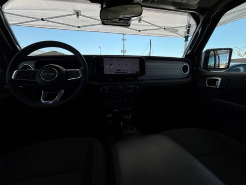 Used 2025 Jeep Wrangler Unlimited Sahara AWD/4WD image 33