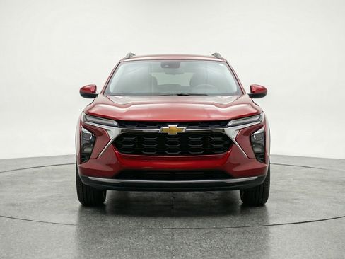 Used 2025 Chevrolet Trax LT image 2