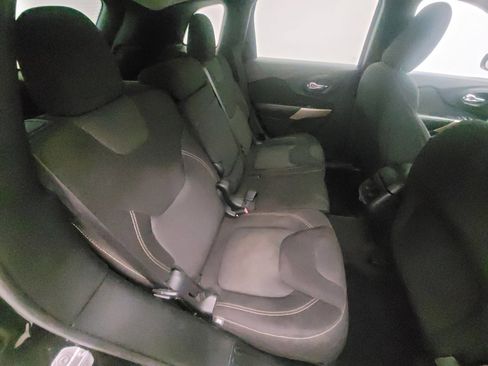 Used 2017 Jeep Cherokee Latitude w/ Comfort & Sound Group image 19