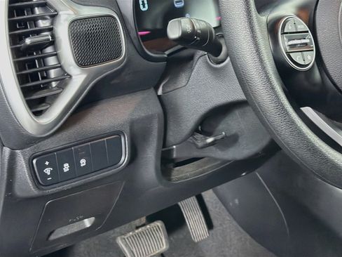 Used 2025 Kia Soul LX w/ LX Technology Package FWD image 17