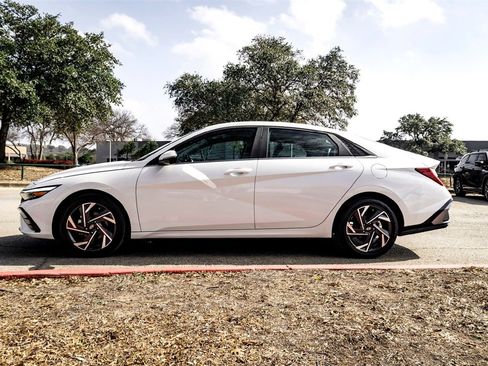 Used 2024 Hyundai Elantra Limited image 8
