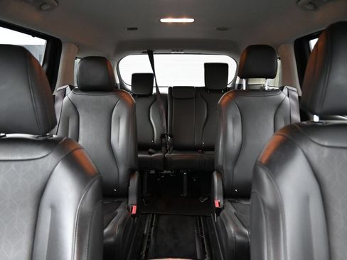 Used 2024 Kia Carnival EX FWD image 23
