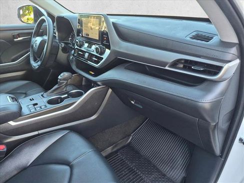 Used 2023 Toyota Highlander XLE FWD image 21