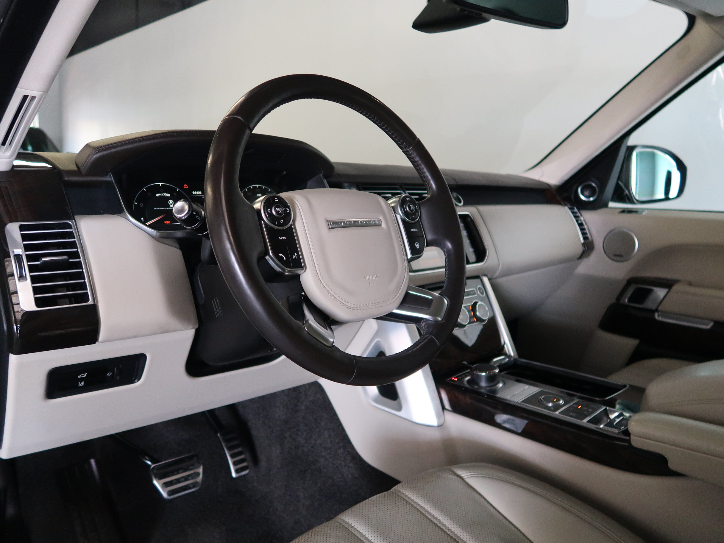 Used 2014 Land Rover Range Rover Long Wheelbase Supercharged AWD/4WD image 30