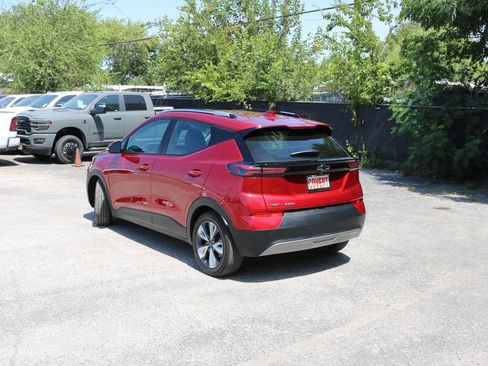 Used 2023 Chevrolet Bolt EUV LT w/ Convenience Package FWD image 3