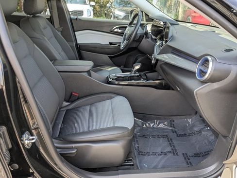 Used 2025 Chevrolet Trax LT w/ LT Convenience Package image 29