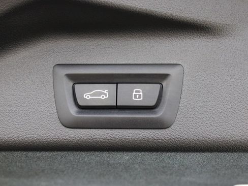 Used 2025 BMW X5 xDrive50e AWD/4WD image 33