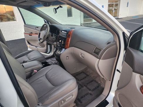 Used 2007 Toyota Sienna XLE image 14