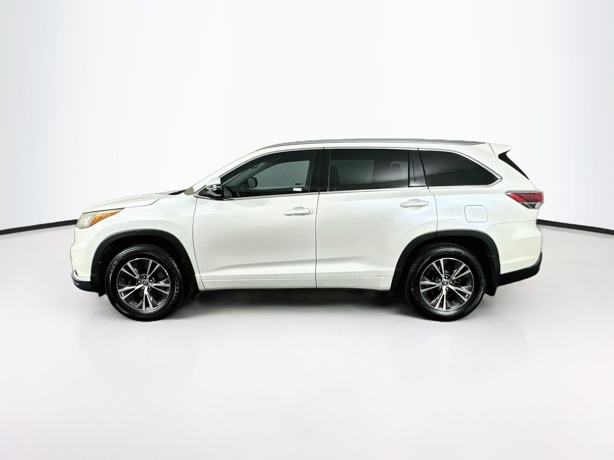 Used 2016 Toyota Highlander XLE AWD/4WD image 4