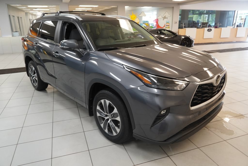 Used 2024 Toyota Highlander XLE AWD/4WD image 15