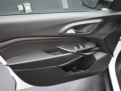 Certified 2025 Chevrolet Trax RS w/ Sunroof Package image 9