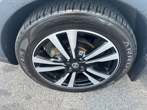 Used 2018 Nissan Kicks SV FWD image 17