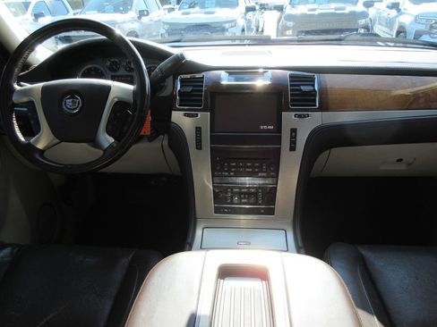 Used 2013 Cadillac Escalade Platinum AWD/4WD image 17