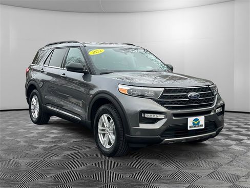 Used 2022 Ford Explorer XLT w/ Equipment Group 202A image 7
