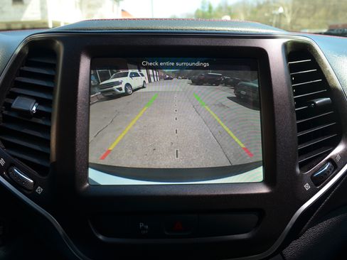 Used 2019 Jeep Cherokee Trailhawk w/ Cold Weather Group image 14